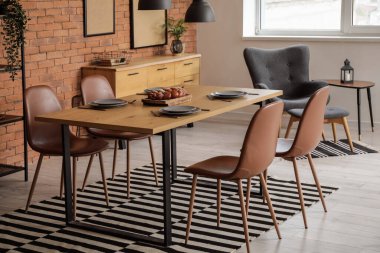 Yemek masası olan modern bir oda.