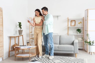 Evde üzgün karısını sakinleştiren genç bir adam. İflas kavramı