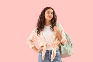 Pembe arka planda sırt çantası olan bir kız öğrenci.