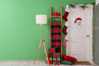 Noel kutlaması için dekore edilmiş şık bir kapı.