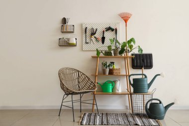 Bahçe aletleri, tahta ve koltuk bulunan atölyenin içi