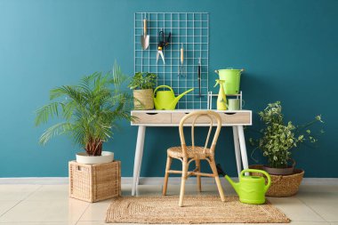 Bahçe aletleri, işyeri, tahta ve bitkilerin bulunduğu atölyenin içi