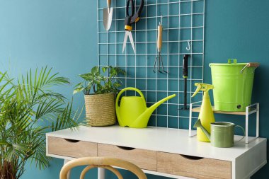 Bahçe aletleri, işyeri, tahta ve bitkilerin bulunduğu atölyenin içi