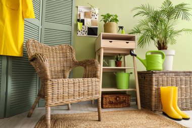 Koltuk, raf ünitesi, katlama ekranı, sepet ve bahçe aletleri atölyenin içinde