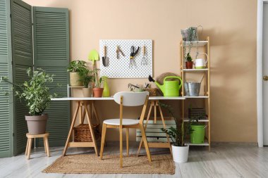 Çalışma yeri, bahçe aletleri ve atölyenin iç kısımlarında bitkiler bulunan tahta.