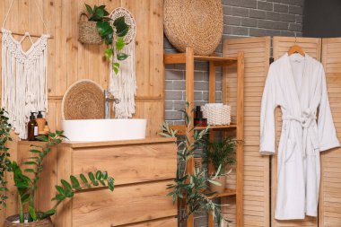 Modern lavabo ve ahşap mobilyalar banyonun içinde.