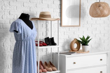 Manken, raf ünitesi ve klozetli soyunma odasının içi.