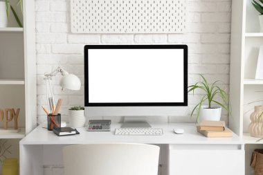 Ofiste bilgisayar monitörü ve fabrikası olan işyeri