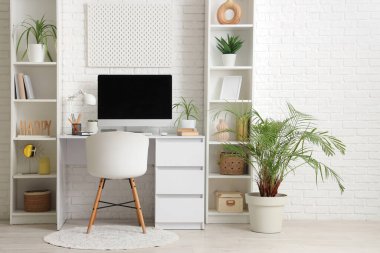 İş yeri, fabrikalar ve raf üniteleriyle birlikte ofis içi