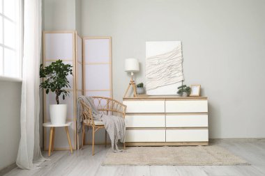 Konforlu koltuk, çekmeceler ve şık oturma odasının iç tarafında katlanan ekran.