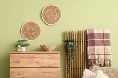 Ekose, ahşap çekmeceler ve güzel oturma odasının iç tarafında katlanan perdeler.