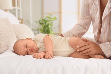 Anne yatağında uyuyan bebeğiyle, yakın plan.