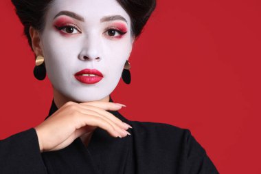 Kırmızı arka planda güzel genç geyşa