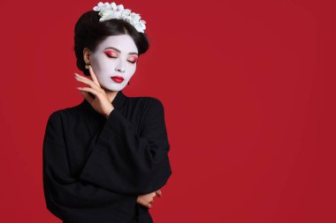 Kırmızı arka planda güzel genç geyşa