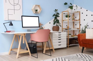 Çalışma odası, çekmece ve raf ünitesi olan şık bir oturma odası.