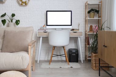 Çalışma odası, kanepe ve çekmeceleri olan bir oturma odası.