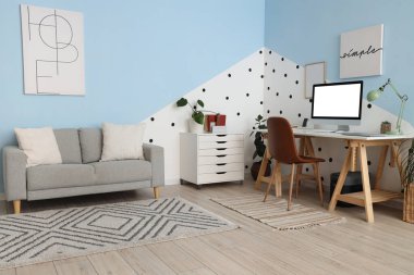 Çalışma odası ve kanepesi olan şık bir oturma odası.