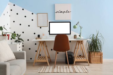 Çalışma odası ve bitkileri olan şık bir oturma odası.