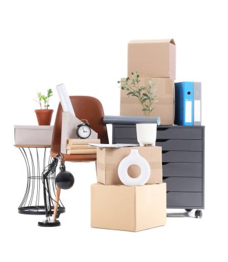 Beyaz arka planda karton kutular ve ofis mobilyaları var. Taşınma günü konsepti