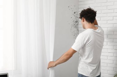 Kafası karışmış genç bir adam evinde kalıp arıyor.