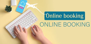 Bilgisayar klavyeli kadın eller ve sarı arkaplanda ONLINE kitapçığı