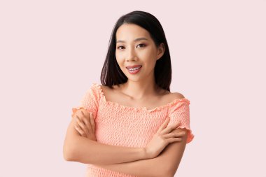 Pembe arka planda güzel bir Asyalı kadının portresi.