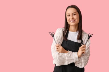 Pembe arka planda makaslı kadın kuaför.