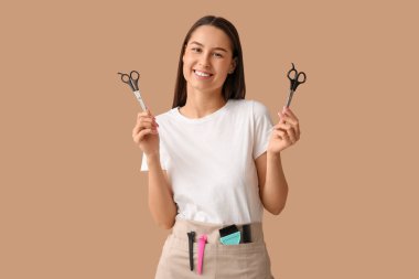 Kahverengi arka planda makaslı kadın kuaför