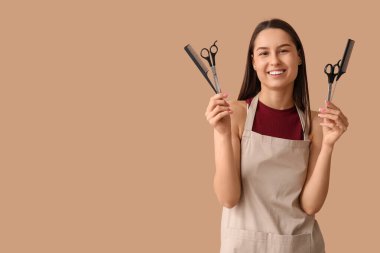 Kahverengi arka planda makasları ve tarakları olan kadın kuaför