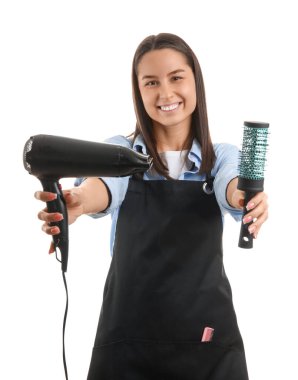 Kurutuculu ve beyaz arka planda fırçası olan kadın kuaför.