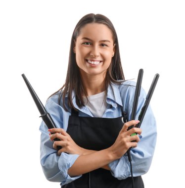 Saç maşasıyla kadın kuaför ve beyaz arka planda düzleştirici.