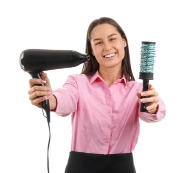 Kurutuculu ve beyaz arka planda fırçası olan kadın kuaför.