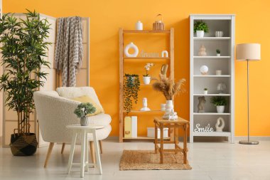 Beyaz rahat kanepesi ve sehpası olan modern bir oturma odası.