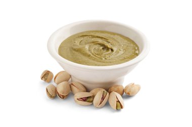 Beyaz arka planda fıstık ezmeli bir kase.