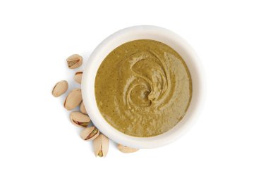 Beyaz arka planda fıstık ezmeli bir kase.