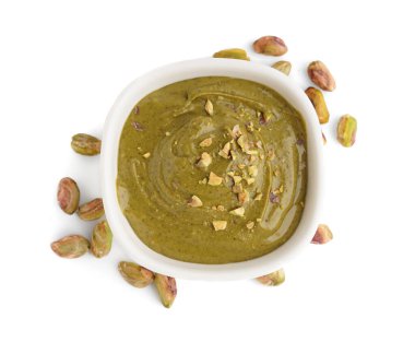 Beyaz arka planda fıstık ezmeli bir kase.