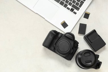 Açık arkaplanda profesyonel fotoğrafçı ekipmanı ve dizüstü bilgisayarı olan kompozisyon