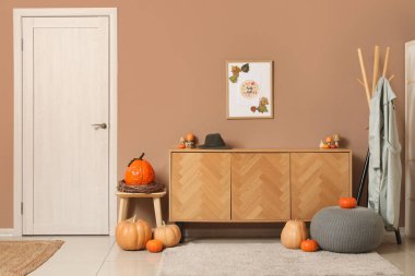 Sonbahar dekoru, kapısı ve tuvaleti olan koridorun içi.