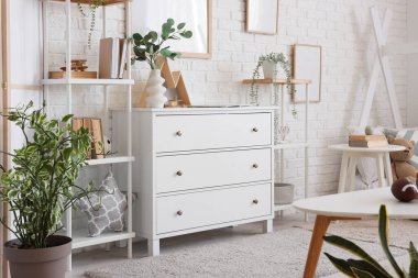 Ev bitkileriyle dolu hafif çocuk odasının şık iç mekanı.