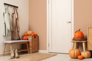 Koridorun içinde balkabakları, kapısı ve yumuşak bankı var.