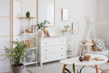 Ev bitkileriyle dolu hafif çocuk odasının şık iç mekanı.