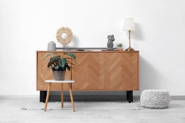 Çekmeceler, kahve masası ve pouf oturma odasının içinde.