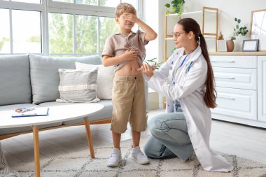 Doktoru olan küçük şeker hastası çocuk evde tükenmez kalem kullanıyor.