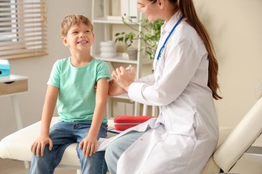 Klinikte dolmakalem kullanan diyabetik çocuk.