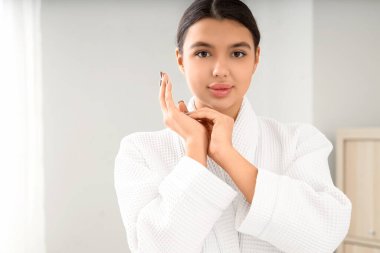 Banyoda yumuşak dudakları olan güzel genç bir kadın.