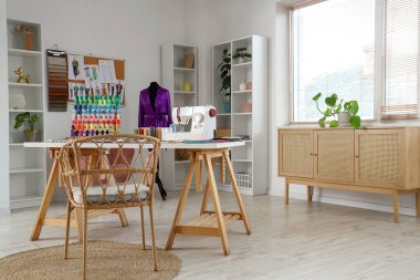 Terzinin iş yeri, raf üniteleri ve mankenli ışık atölyesi.