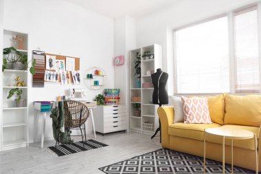 Terzi, kanepe ve mankeni olan bir atölye.