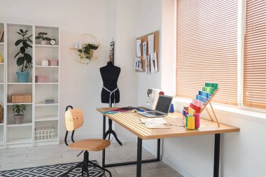 Terzinin işyeri, raf ünitesi ve mankeni olan ışık atölyesi.