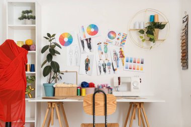 Terzinin işyeri, raf ünitesi ve mankeni olan ışık atölyesi.