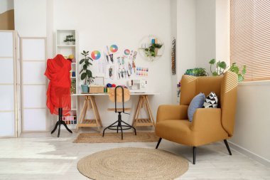 Terzi iş yeri, manken ve koltuğu olan ışık atölyesi.